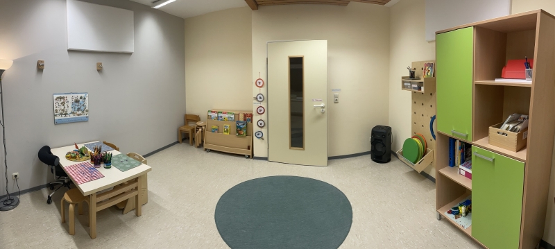 Raum "Wunderland"
Dieser Raum kann unter anderem für Therapien genutzt werden. Er kann ebenso für Kleingruppenarbeit eingesetzt werden.
